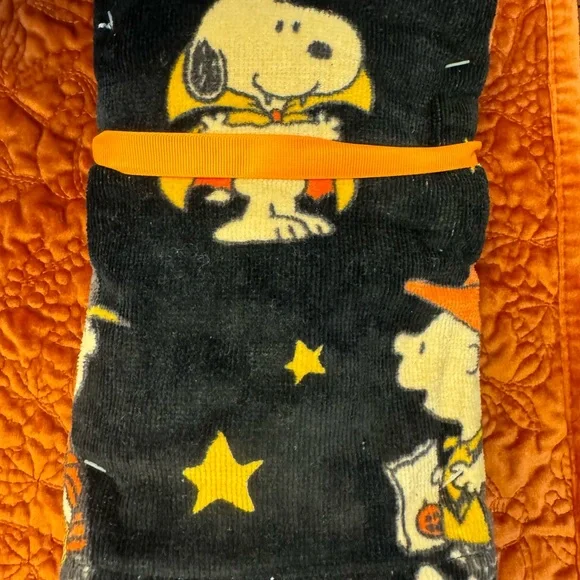 Peanuts Snoopy hand towels Halloween set of 2 NWT - Picture 3 of 3